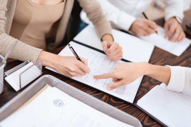 Client care verifică un contract de credit legat de ROBOR